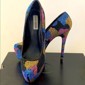 Classic Steve Madden multi sequence heel
